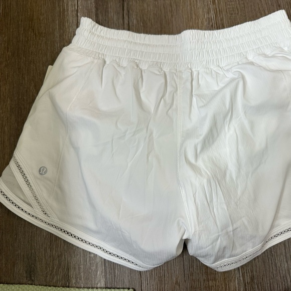 Lululemon Hotty Hot HR short 4 inch with lace trim - Picture 2 of 4